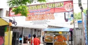 1. Seblak Bandung Teh LinSeblak Bandung Teh Lin menjadi salah satu tempat favorit pencinta seblak di Cirebon. Kuahnya memiliki cita rasa gurih dengan tingkat kepedasan yang bisa disesuaikan dengan selera. Pengunjung juga dapat memilih berbagai macam topping, mulai dari bakso, sosis, ceker, hingga aneka seafood. Warung ini berlokasi di Jalan Yudhasari II Terusan Bima, Kelurahan Sunyaragi, Kecamatan Kesambi, Kota Cirebon. 2. Seblak Jewol Jika mencari seblak dengan porsi yang mengenyangkan, Seblak Jewol bisa menjadi pilihan. Tempat ini menawarkan beragam menu seblak dengan pilihan topping yang cukup lengkap serta cita rasa pedas yang menggugah selera. Lokasinya berada di Jalan Perjuangan Nomor 41, Kelurahan Karyamulya, Kecamatan Kesambi, Kota Cirebon. 3. Seblak Ratu Berlokasi di kawasan Kabupaten Cirebon, Seblak Ratu dikenal dengan pilihan topping yang beragam dan bumbu yang kaya rempah. Tempat ini sering menjadi tujuan para pencinta kuliner pedas di sekitar wilayah Sumber. Alamatnya berada di Jalan Kavling Telar Asem Blok Dukumalang Tukmudal, Kecamatan Sumber, Kabupaten Cirebon. 4. Seblak Bantenan Seblak Bantenan menawarkan berbagai pilihan topping dengan kuah pedas yang khas. Tempat makan ini cukup ramai dikunjungi, terutama pada jam makan siang. Lokasinya berada di Jalan Silayur, Jalan Bantenan, Kaliwadas, Kecamatan Sumber, Kabupaten Cirebon, Jawa Barat. Jam operasional: Senin-Kamis dan Sabtu-Minggu: 10.00-18.00 WIB Jumat: Tutup 5. Seblak Jeh Seblak Jeh menjadi salah satu destinasi kuliner pedas yang cukup populer di Kota Cirebon. Selain menyediakan pilihan topping yang lengkap, tempat ini juga memiliki area makan yang nyaman untuk menikmati seblak bersama teman maupun keluarga. Alamatnya berada di Jalan Ciremai Raya Ruko Larangan Utara Nomor 23, Larangan, Kecamatan Harjamukti, Kota Cirebon, Jawa Barat. Jam operasional: Setiap hari pukul 11.30-22.00 WIB. 6. Seblak Baladewa Seblak Baladewa menawarkan berbagai menu seblak dengan cita rasa gurih dan pedas yang menggugah selera. Tempat ini cocok bagi kamu yang ingin menikmati makan siang dengan menu seblak yang lezat. Lokasinya berada di Jalan Pangeran Drajat Nomor 43A, Drajat, Kecamatan Kesambi, Kota Cirebon, Jawa Barat. Jam operasional: Selasa-Minggu pukul 10.00-16.00 WIB. 7. Seblak Bandung Teh Shelvy Seblak Bandung Teh Shelvy menjadi salah satu pilihan kuliner seblak yang cukup dikenal di Cirebon. Pilihan topping yang beragam serta rasa kuah yang gurih membuat tempat ini kerap menjadi langganan pencinta makanan pedas. Alamatnya berada di Jalan Kalitanjung Nomor 62B, Harjamukti, Kecamatan Harjamukti, Kota Cirebon, Jawa Barat. Jam operasional: Setiap hari pukul 09.00-22.00 WIB. Itulah tujuh rekomendasi seblak di Cirebon yang bisa menjadi pilihan saat ingin menikmati kuliner pedas bersama teman maupun keluarga. Setiap tempat memiliki cita rasa, pilihan topping, serta tingkat kepedasan yang berbeda sehingga bisa disesuaikan dengan selera masing-masing.