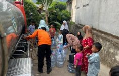 Ribuan Warga di Bogor Dilanda Kekeringan Terpaksa Cari Air ke Sungai, BPBD Salurkan Air Bersih