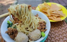 7 Rekomendasi Mie Ayam Enak di Bekasi, Ada yang Legendaris hingga Viral!