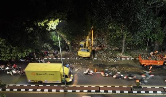 Miris! Kali Baru Bogor Dipenuhi Sampah, Butuh Puluhan Truk untuk Mengangkutnya