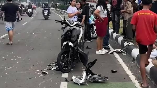 Nekat Lawan Arus, Pengendara RX King Tabrak Vario di Pakansari Bogor, 3 Orang Terluka
