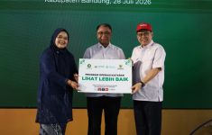 Baznas Salurkan Bantuan Operasi Katarak Rp 202 Juta di Bandung, Pasien: Besok Mata Saya Bisa Melihat Jelas Lagi
