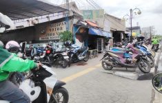 Dishub Bekasi Ungkap Biang Kerok Parkir Semrawut di Stasiun Bekasi, Trotoar Masih Jadi Sasaran