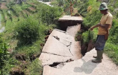 Jalan Ambles 10 Meter di Bandung Barat, 48 Keluarga dan Anak Sekolah Terdampak