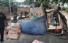 Truk Angkut Semen Tabrak Pohon di Bekasi, Sopir Tewas Terjepit