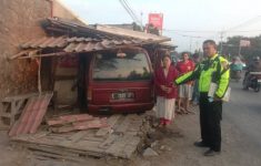 Dua Minibus Tabrakan di Cirebon, Satu Hantam Warung Warga