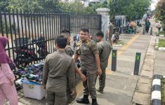 PKL Ditertibkan di Lingkar Stadion Pakansari, Satpol PP Ungkap Pedagang Kucing-kucingan