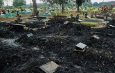Kebakaran di TPU Mangun Jaya Bekasi, Alang-alang Hangus hingga Papan Nisan Terbakar