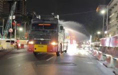 Abu Anak Krakatau Menyebar, Brimob Kerahkan Water Cannon Bersihkan Jalan di Bekasi hingga Jakarta