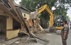 Bangunan Liar Tutup Saluran Air, 220 Lapak di Pancoran Mas Depok Ditertibkan
