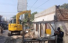 317 Bangli dan PKL di Jalan Antasari Cirebon Dibongkar, Pedagang Belum Dapat Relokasi