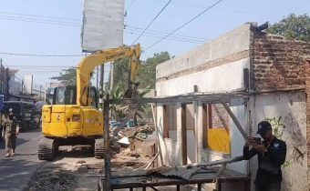 317 Bangli dan PKL di Jalan Antasari Cirebon Dibongkar, Pedagang Belum Dapat Relokasi