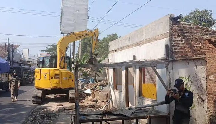 317 Bangli dan PKL di Jalan Antasari Cirebon Dibongkar, Pedagang Belum Dapat Relokasi