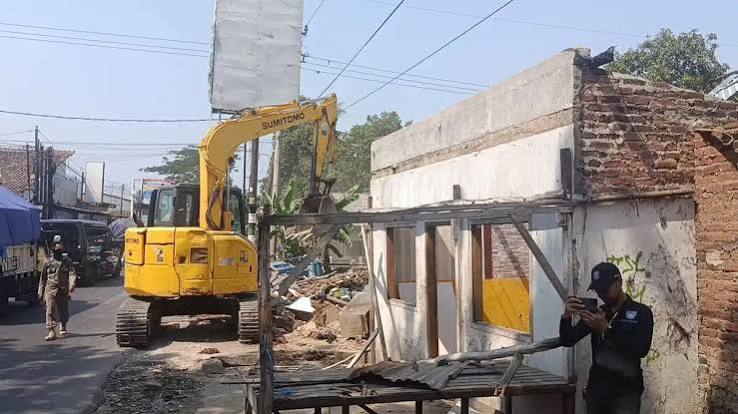 317 Bangli dan PKL di Jalan Antasari Cirebon Dibongkar, Pedagang Belum Dapat Relokasi