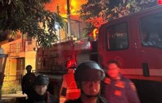 Pabrik Kancing dan Rumah Kosong Terbakar di Bekasi, Brimob Ikut Amankan Lokasi