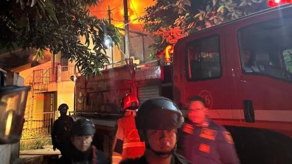 Pabrik Kancing dan Rumah Kosong Terbakar di Bekasi, Brimob Ikut Amankan Lokasi